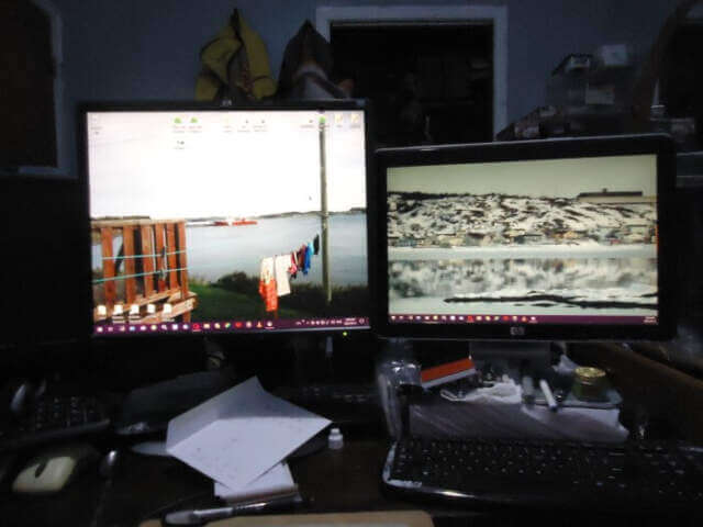 dual-monitor-setup-different-backgrounds-on-each-monitor