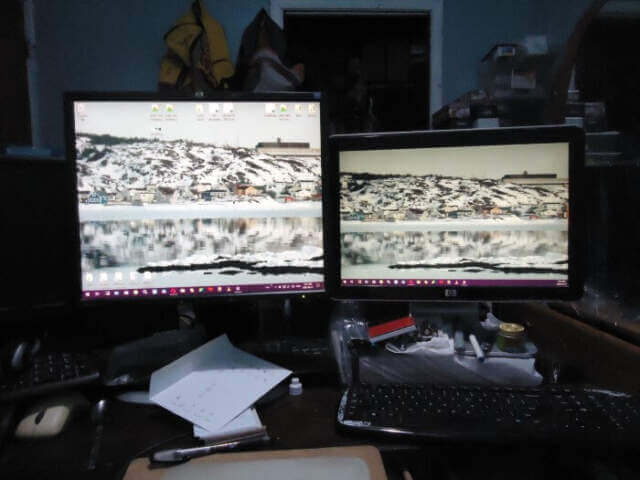 dual-monitors-same-background-wallpaper