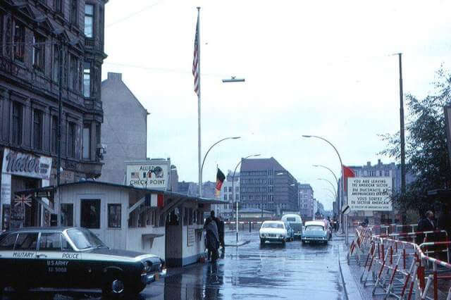 berlin-checkpoint-charlie-1963